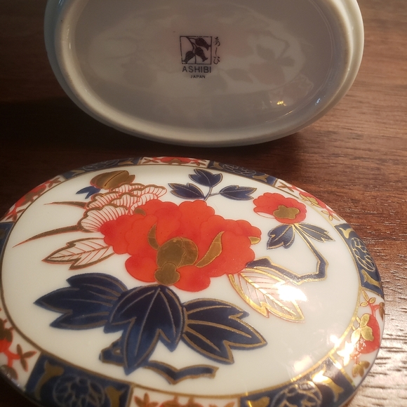 Ashibi Porcelain Lidded Trinket Box - Picture 3 of 10